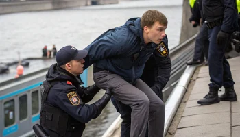 В Москве задержали экстремала, прыгнувшего в Москву-реку с крыши поезда метро