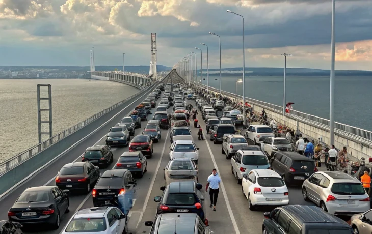 Многокилометровые пробки у Крымского моста 24 августа: ожидание достигает трех часов