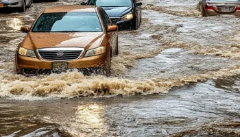 Коммунальный потоп в центре Ростове-на-Дону: улицы превратились в реки